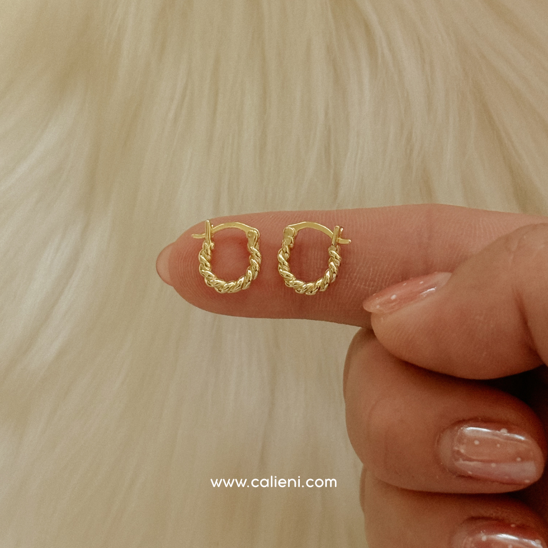 Twisted golden huggies