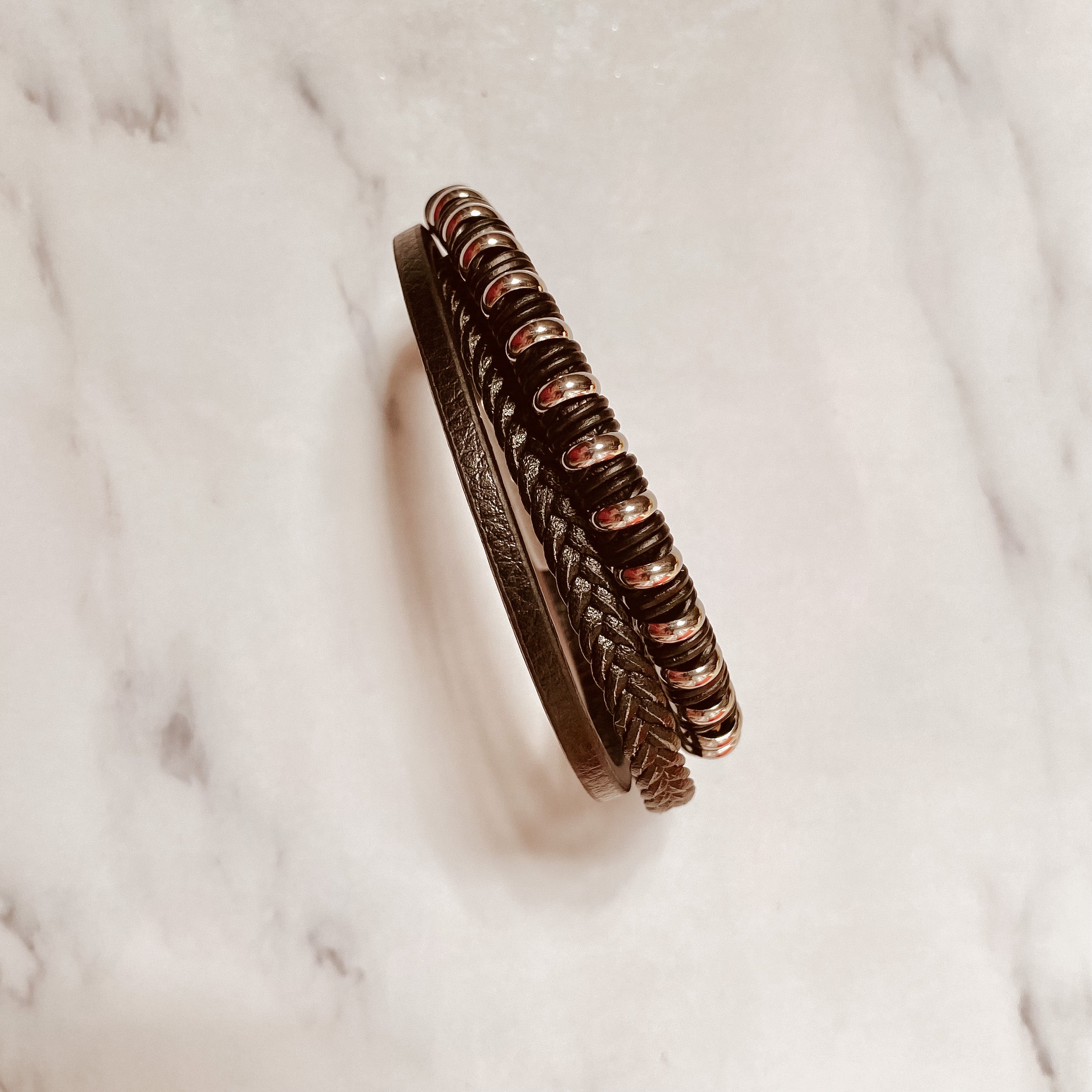 Pulsera de cuerina con aros